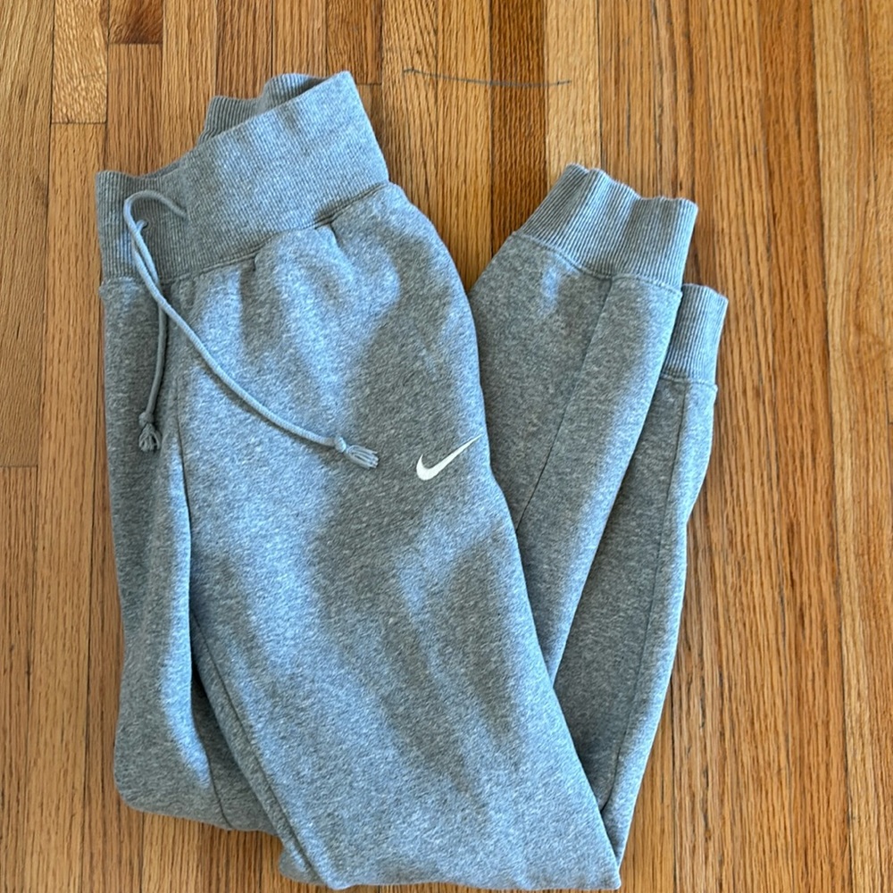 High waisted, extra small Nike sweatpants, joggers